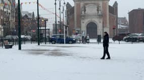 De la neige recouvre la place près de l'église Saint-Léger à Lens le mercredi 17 janvier 2024.