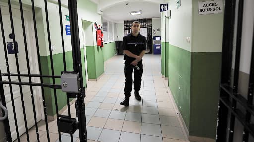 Un surveillant dans un couloir de la maison d'arrêt de Béthune, le 26 mai 2011.