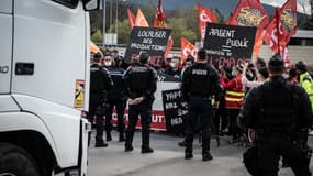 Des employés de la fonderie d'aluminium et équipementier automobile MBF affrontent des gendarmes alors qu'ils bloquent l'autoroute A40 entre Lyon et Genève, à Saint-Martin-Du-Fresne, dans l'est de la France, le 22 avril 2021.