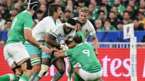 Grosse bagarre pour le ballon lors du choc Afrique du Sud-Irlande 