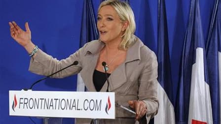 Marine Le Pen appelle Nicolas Sarkozy et le gouvernement à cesser de courir derrière des marchés "devenus fous de cupidité" et à "reprendre le gouvernail" de la France. La présidente du Front national, qui dit être revenue de vacances en raison de la grav