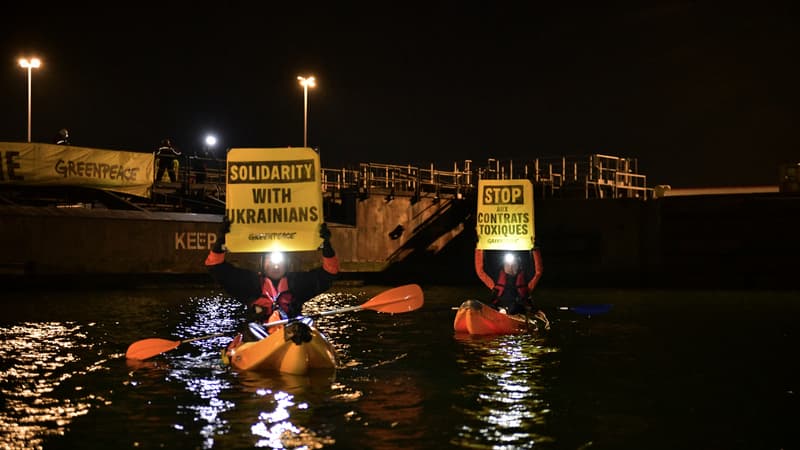 "Un commerce qui alimente indirectement la guerre de Poutine": Greenpeace bloque l'arrivée d'un cargo provenant de Russie à Dunkerque