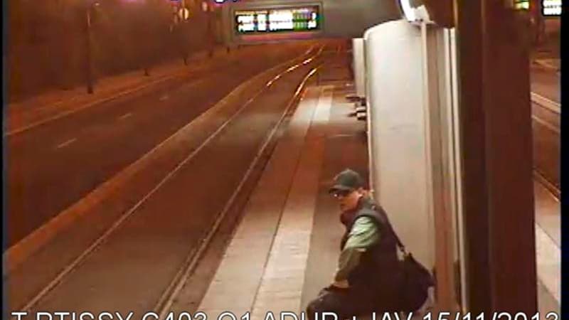 Le tireur solitaire à la station de tram devant les locaux de RMC/BFMTV