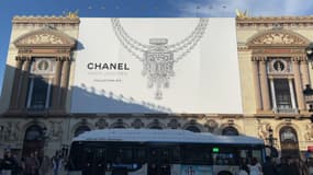 Une bâche publicitaire couvre la devanture de l'opéra Garnier à Paris