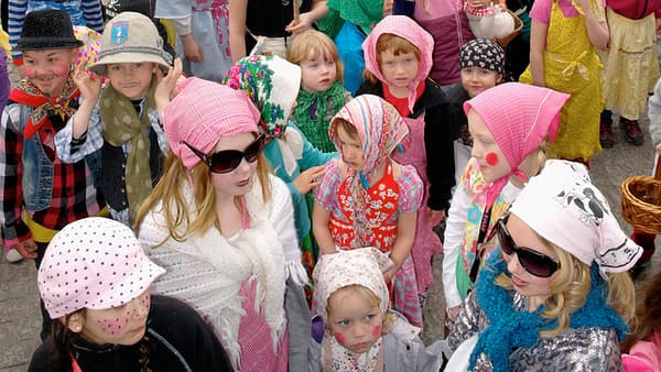 Des enfants célébrant Pâques en Suède.