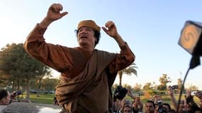 Mouammar Khadafi après une rencontre avec une délégation de l'Union africaine à Tripoli. Mouammar Kadhafi a accepté une "feuille de route" pour la paix prévoyant un cessez-le-feu immédiat en Libye lors d'une rencontre avec une délégation de l'UA, qui doit