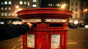 Une lettre est postée dans une boîte aux lettres de Royal Mail dans le centre de Londres, le 16 décembre 2008 (photo d'illustration).