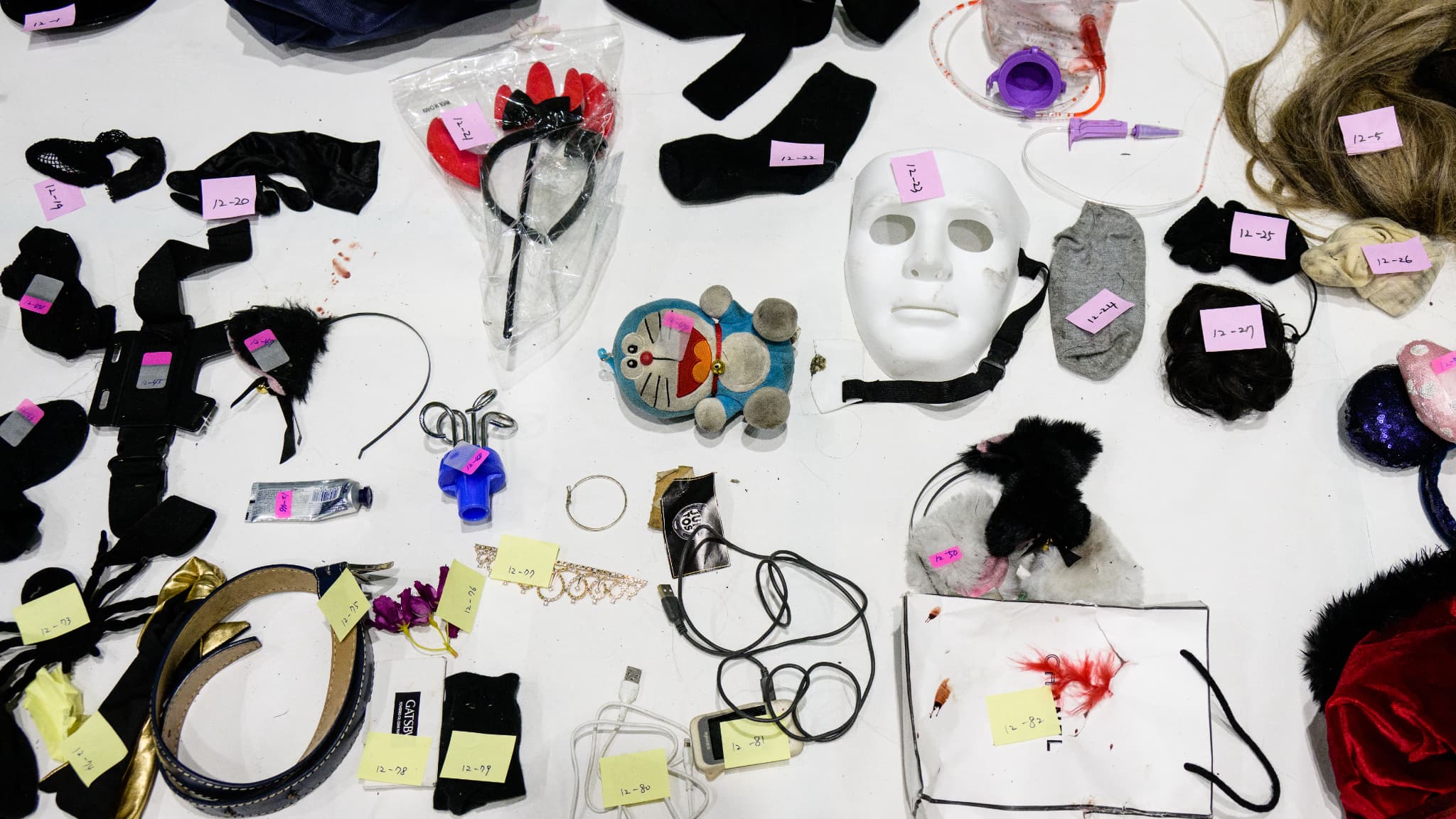 Des objets accessoires relatifs à Halloween ont été retrouvés sur les lieux de la bousculade.