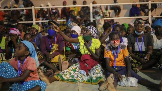 Des personnes, qui ont fui la ville de Palma, regroupées dans un centre d'aide à Pemba, le 2 avril 2021 au Mozambique