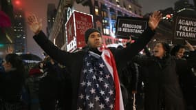 Des manifestants bloquent la circulation à New York, arborant des pancartes "contre la tyrannie policière", dans la soirée de vendredi 5 décembre 2014.