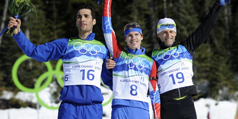 Martin Fourcade (à la droite de d'Evgeny Ustyugov, au centre) sur le podium de la mass-start aux JO de Vancouver, le 22 février 2010