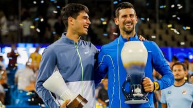 Carlos Alcaraz et Novak Djokovic après la finale à Cincinnati en août 2023
