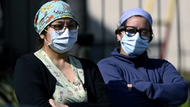 Des soignants rndent hommage à une infirmière, Grover Licona, morte du Covid-19, devant l'hôpital Carlos G. Durand à Buenos Aires, le 18 août 2020