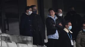 Leonardo Balerdi dans les tribunes avec Pablo Longoria et Jacques-Henri Eyraud