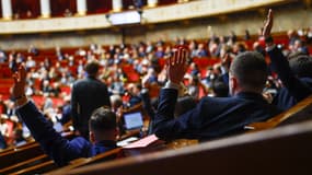 Les députés participent à un vote sur le projet de loi de finances de la sécurité sociale (PLFSS) pour 2026 à l'Assemblée nationale, à Paris, le 5 décembre 2025.