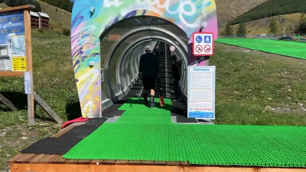 Une piste de ski en plastique a été installée cet été au Val d'Allos.