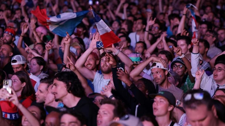 Des supporters encouragent l'équipe française de judo lors des JO de Paris, au Club France, le 3 août 2024.