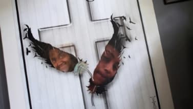 Robert Mickens a transformé son salon en autel à sa fille Nisa, assassinée la veille de son 16e anniversaire pour avoir eu la malchance de se trouver en compagnie de son amie Kayla, en délicatesse avec le gang MS-13.