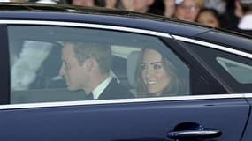 Le prince William et Kate Middleton ont choisi de ne pas partir immédiatement en lune de miel, a annoncé samedi la famille royale britannique au lendemain d'un mariage salué dans la presse pour son subtil équilibre entre le faste de la monarchie et la spo
