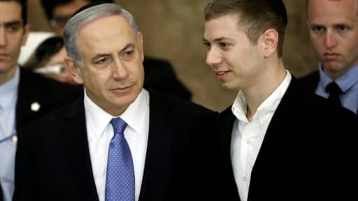 Benjamin Netanyahu (G) et son fils Yaïr, le 18 mars 2015 à Jerusalem