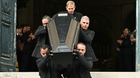 Des porteurs portent le cercueil de l'animateur de télévision français Thierry Ardisson à la fin de ses obsèques en l'église Saint-Roch à Paris, le 17 juillet 2025.