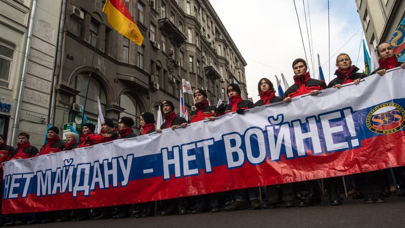 "Non au Maïdan, non à la guerre", peut-on lire sur la pancarte brandie lors d'une manifestation à Moscou, samedi 21 février 2015.