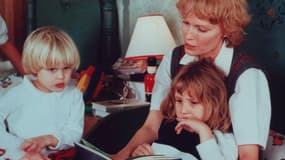 Mia Farrow et ses enfants Dylan et Ronan. Image extraite du documentaire Allen vs Farrow