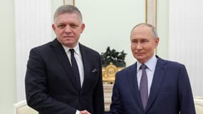 Le président russe Vladimir Poutine  serre la main du Premier ministre slovaque Robert Fico avant leurs entretiens à Moscou le 22 décembre 2024.