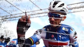 Julian Alaphilippe signe le tableau avant les Strade Bianche, 2 mars 2024