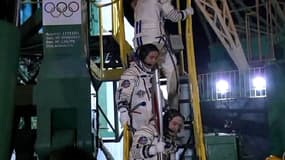 Les trois hommes avec la flamme olympique à Baïkounour, peu de temps avant leur décollage.