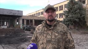 Oleg, un commandant de brigade ukrainien près d'une école libérée par l'armée ukrainienne à Merulubvika