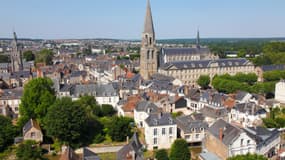 En février 2021, la commune avait approuvé par délibération la cession pour 10.000 euros du nom de la ville de Vendôme à Louis Vuitton pour dix ans, à des fins de commercialisation de ses produits de joailleries.