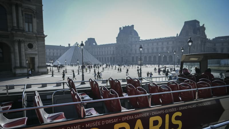 Seuls les bus, taxis et vélo pourront continuer de circuler place du Carrousel.