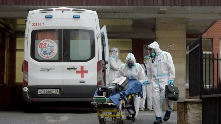 Des soignants devant l'hôpital Pokrovskaya de Saint-Pétersbourg, le 5 octobre 2020 (Photo d'illustration)