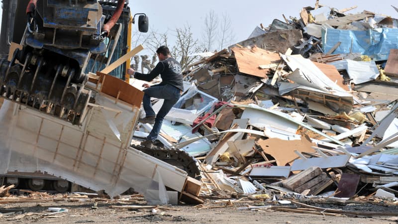 Des pelleteuses détruisent, le 15 avril 2010, les derniers mobil-homes du camping de la Faute-sur-Mer, entièrement dévasté par la tempête Xynthia