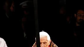 Benoît XVI a prôné la persévérance face à la crise économique au terme du traditionnel Chemin de croix du Vendredi Saint, jour de la Passion du Christ. /Photo prise le 6 avril 2012/REUTERS/Giampiero Sposito