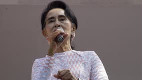 Aung San Suu Kyi au balcon de son parti la LND le 9 novembre à Ragoun.