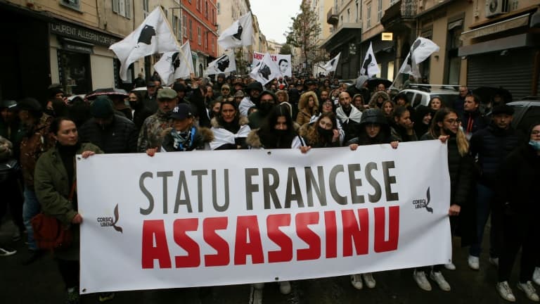 Des manifestants corses portent une banderole sur laquelle est écrit "Etat français assassin", lors de la manifestation à Bastia, le 13 mars 2022