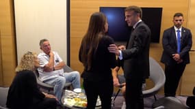 Emmanuel Macron rencontre des familles de disparus après l'attaque du Hamas contre Israël, à l'aéroport Ben Gourion de Tel-Aviv, le 24 octobre 2022