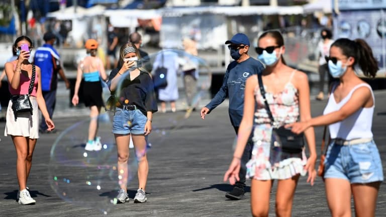 Des passants tous masqués sur le vieux port de Marseille, le 26 août 2020