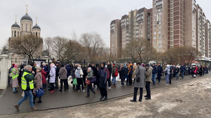 Funérailles de Navalny: le corps de l'opposant russe remis à la famille, des centaines de sympathisants déjà présents