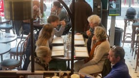 Les clients du PMU bistronomique Le Longchamp à Marseille près du Vieux-Port le vendredi 14 mars 2025