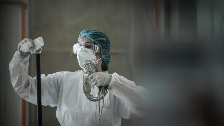 Une soignante dans l'unité d'urgences pour les patients atteints du coronavirus à l'hôpital Robert Boulin, le 6 novembre 2020 à Libourne, près de Bordeaux