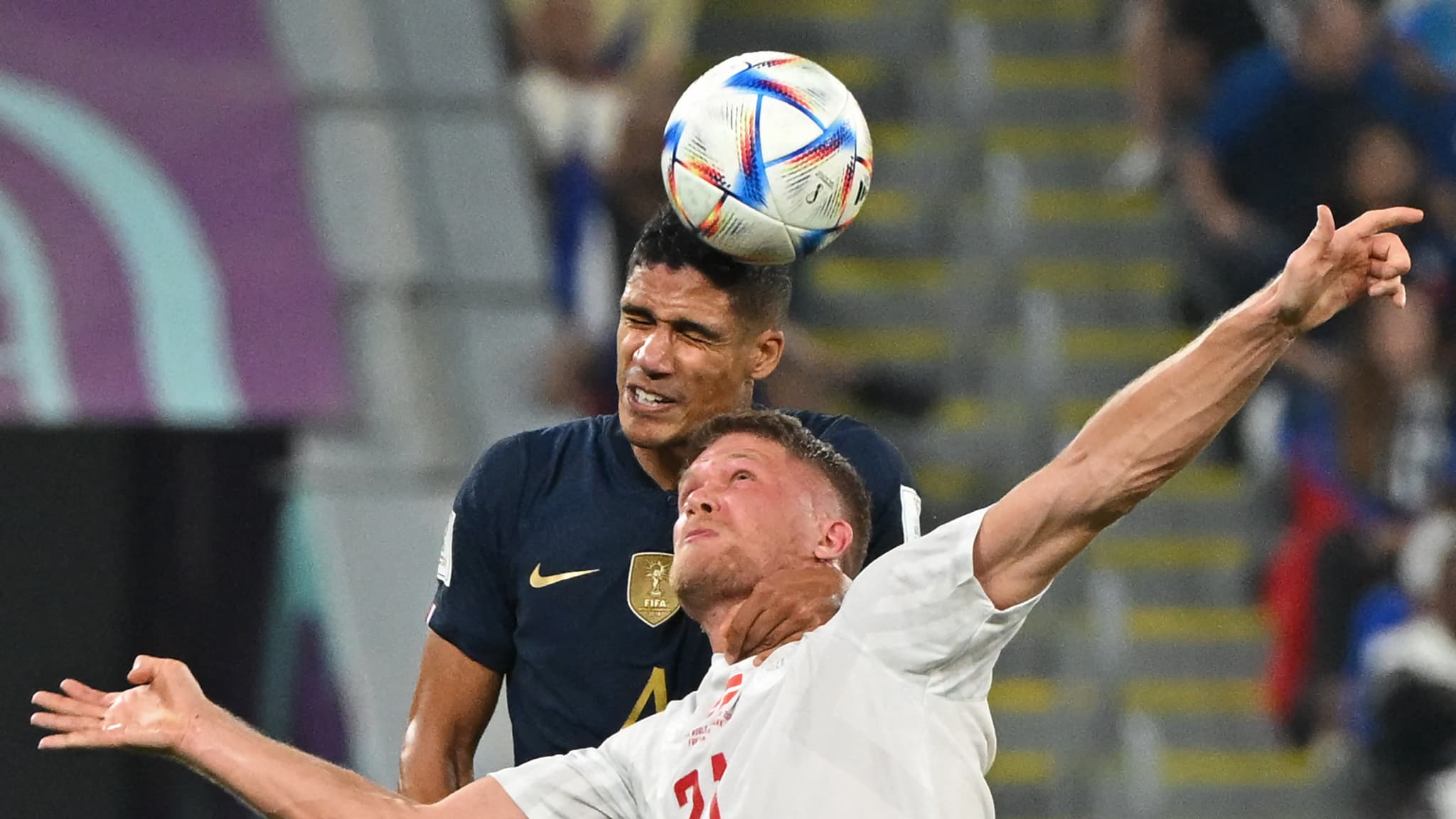 "PAS BESOIN AVANT 12 ANS": LE COUP DE GUEULE DE RAPHAËL VARANE, QUI MILITE POUR L'INTERDICTION DU JEU DE TÊTE CHEZ LES ENFANTS