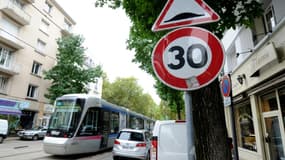 Un panneau limitant la vitesse à 30 km/h dans une rue de Grenoble en septembre 2015