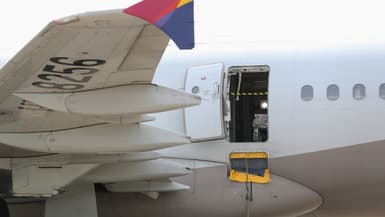 Un Airbus A321 de la compagnie Asiana Airlines à l'aéroport de Daegu, en Corée du Sud, à l'arrêt après qu'un passager a ouvert la porte en plein vol, le 26 mai 2023