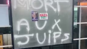 Le tag est accompagné d'un sticker de Jean-Luc Mélenchon et d'un ticker "Oui Gaza" sur un abribus