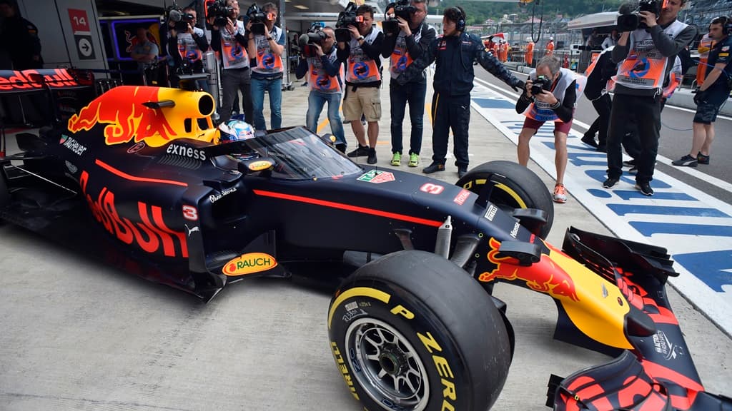 Daniel Ricciardo et sa Red Bull munie d'un Aeroscreen. Daniel Ricciardo et sa Red Bull munie d'un Aeroscreen.