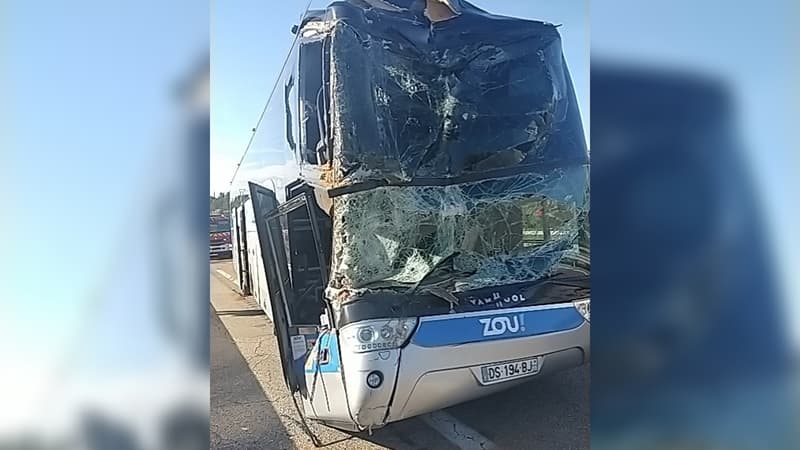 Un bus Zou ayant percuté un camion sur l'A51 dans les Alpes-de-Haute-Provence, lundi 21 octobre 2024.
