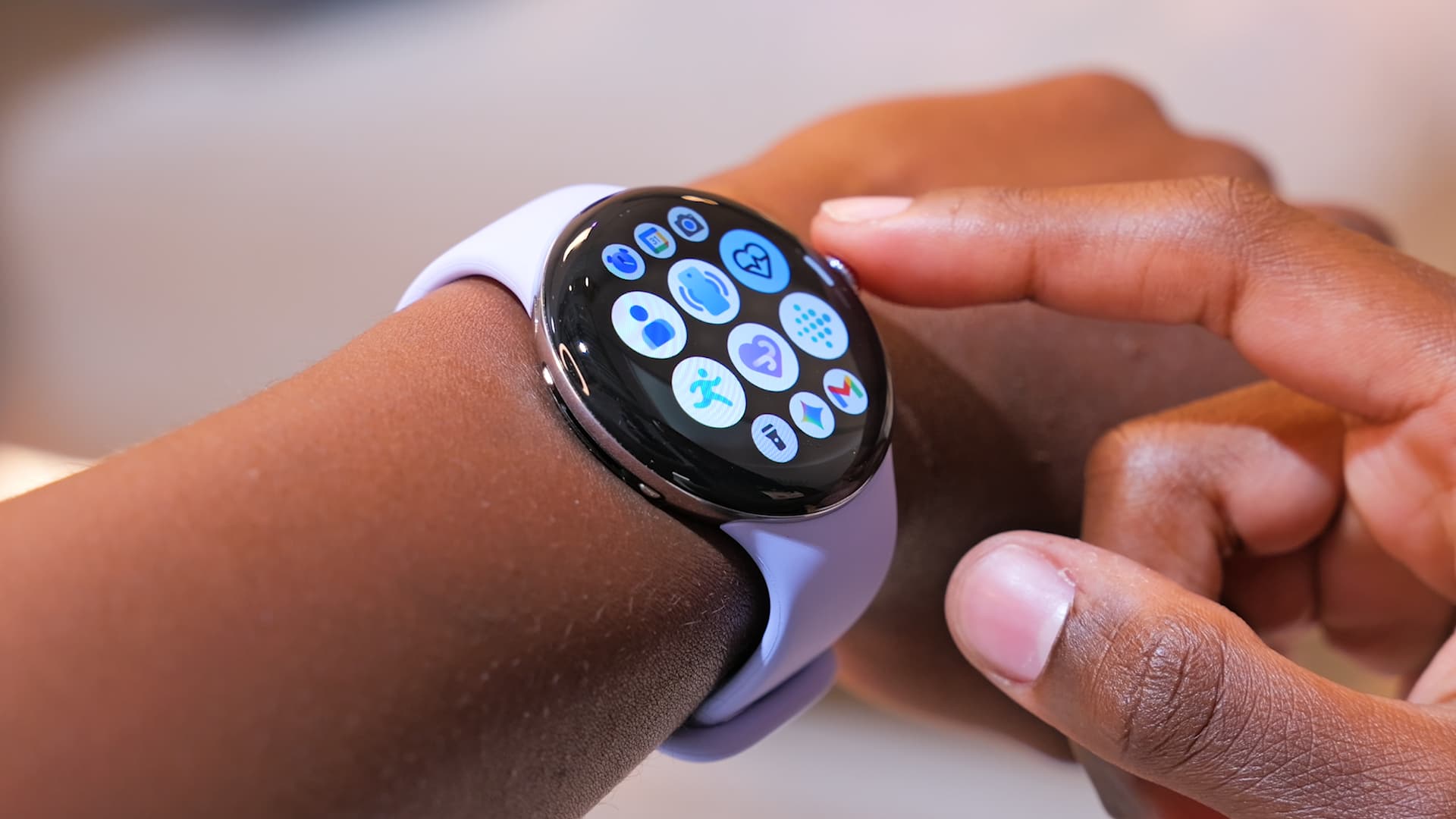 La Pixel Watch 4 dispose d'un nouvel écran bombé.